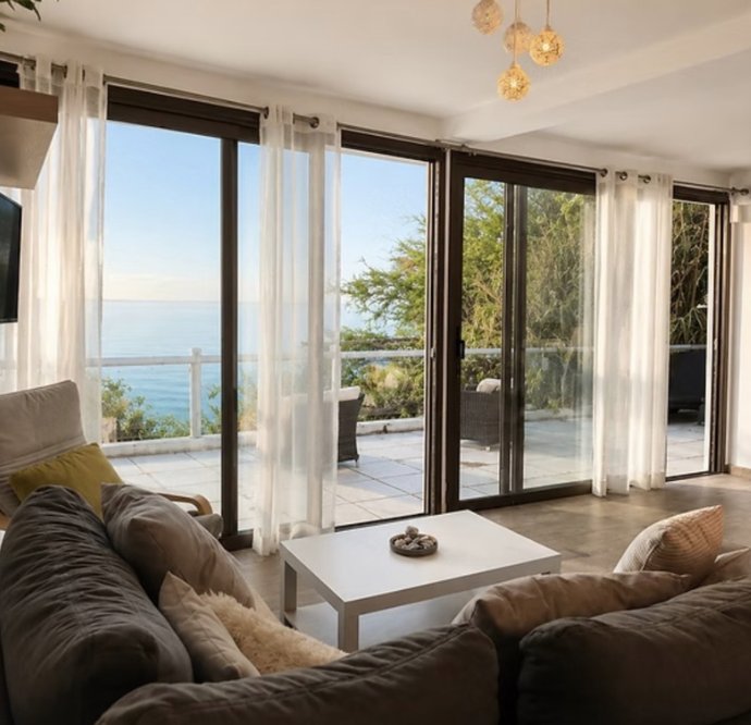 Living space opening onto the terrace and the sea